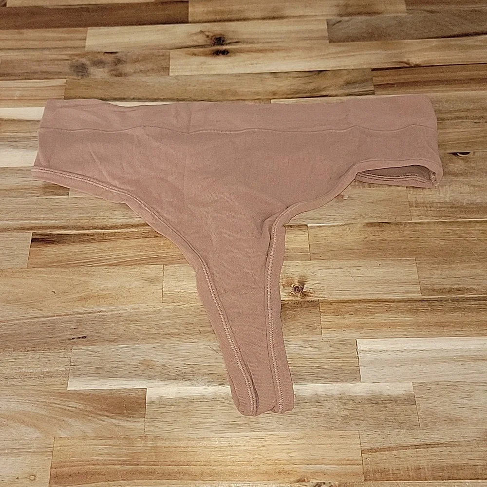 SKIMS Kim Kardashian Women's 3X Thong Panties New w/ Tags!
